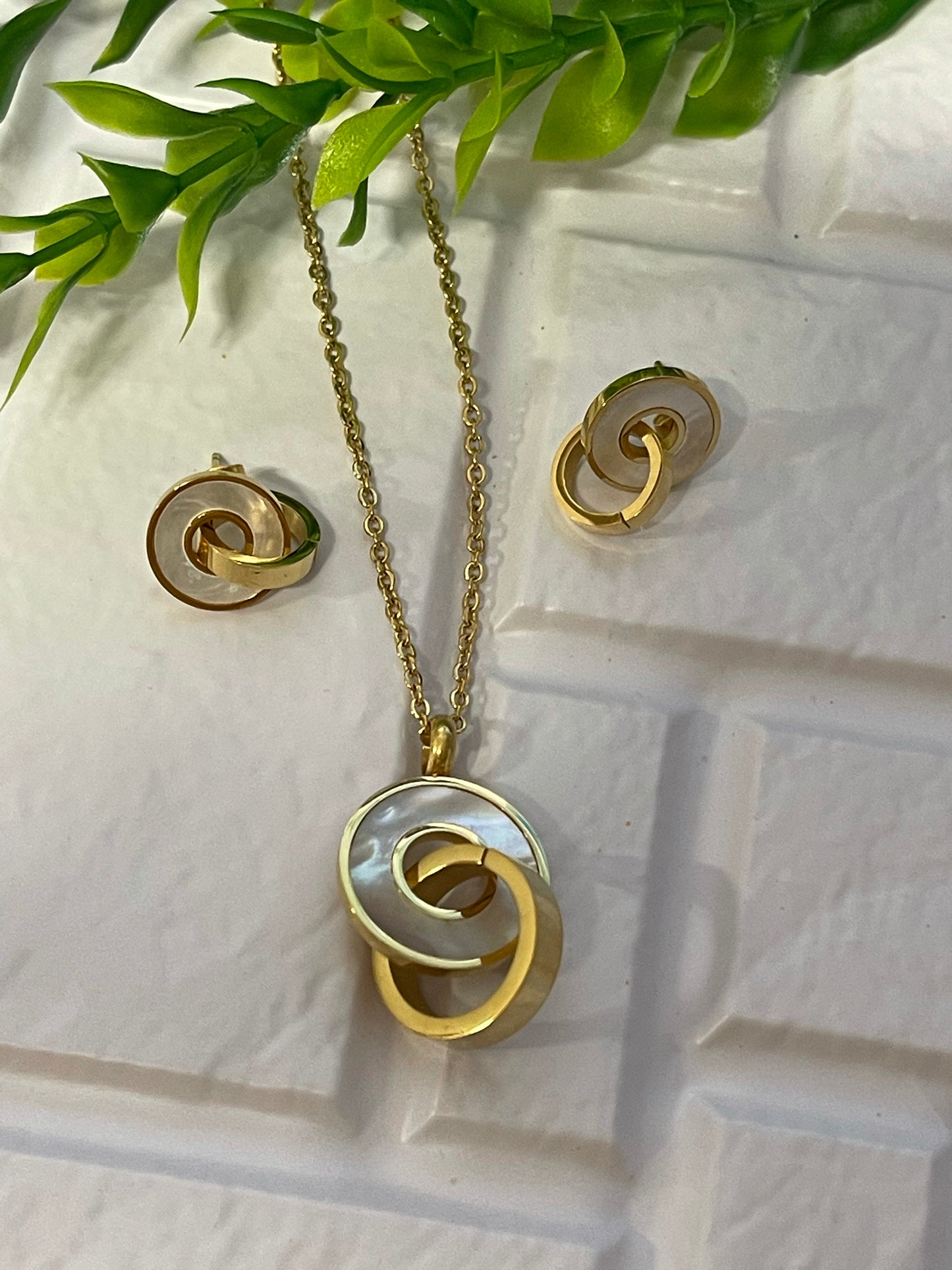 Set ~ White Circle Gold