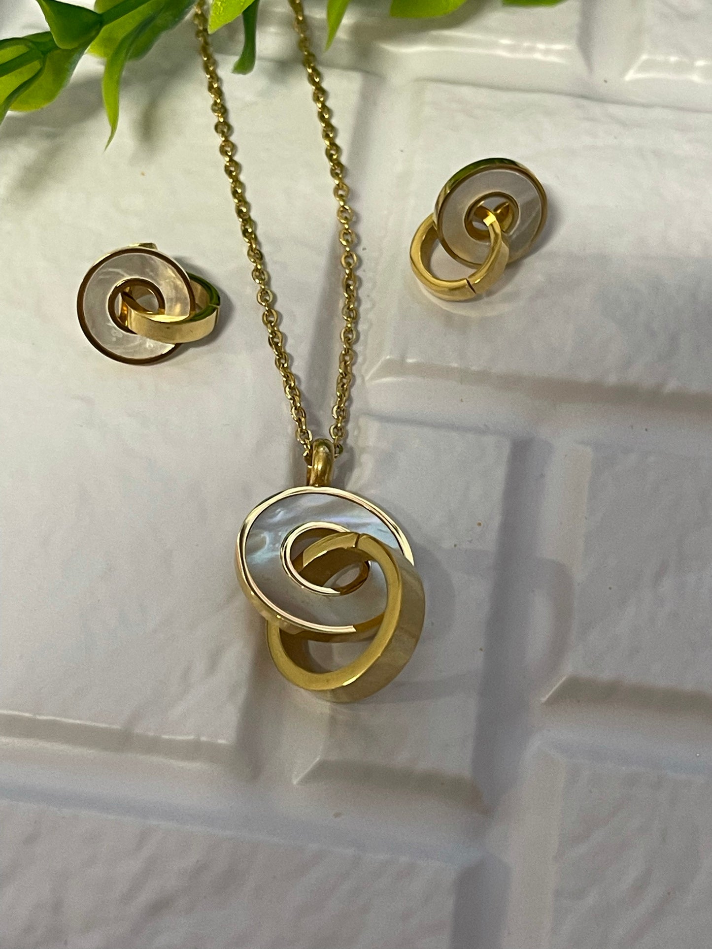 Set ~ White Circle Gold